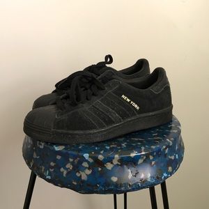 Adidas suede ‘New York’ city series lightly worn